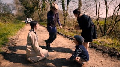 Enfants jouant aux billes