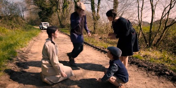 Enfants jouant aux billes