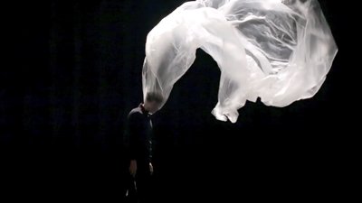 Etienne Saglio tete drap blanc.png