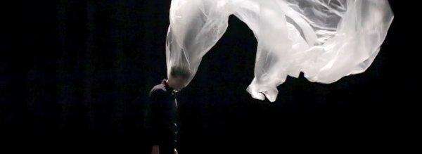 Etienne Saglio tete drap blanc.png