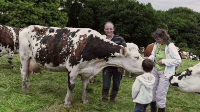 Famille au champ - la terre et le temps