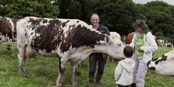 Famille au champ - la terre et le temps