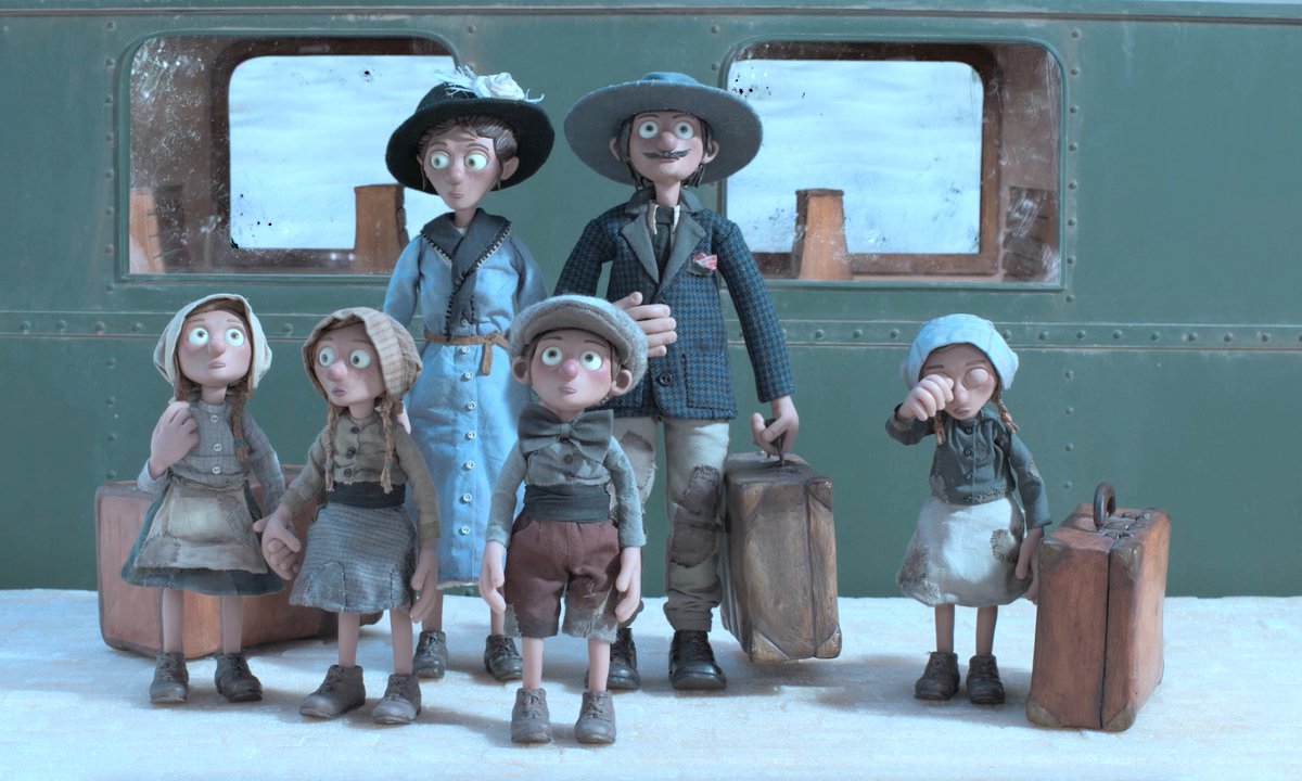 Famille sort du train avec des valises - Interdit aux chiens et aux italiens