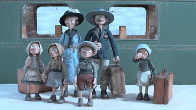 Famille sort du train avec des valises - Interdit aux chiens et aux italiens