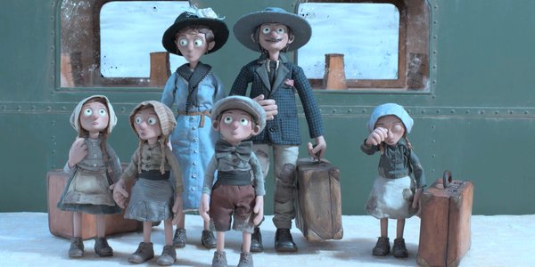 Famille sort du train avec des valises - Interdit aux chiens et aux italiens