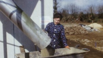 Femme rempli une cuve de grain - travail des femmes bretonnes