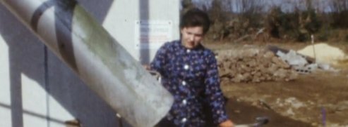 Femme rempli une cuve de grain - travail des femmes bretonnes