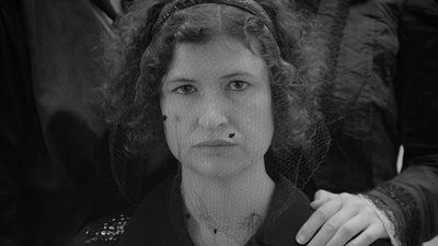 Femme voilette deuil - Qui chante les lèvres fermées