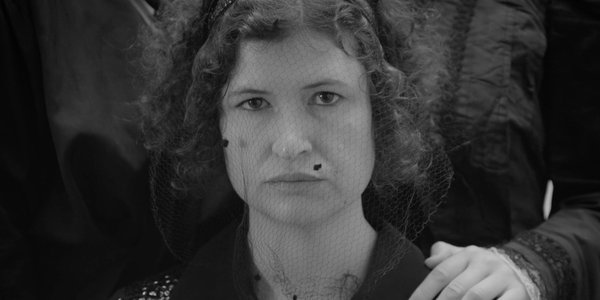 Femme voilette deuil - Qui chante les lèvres fermées