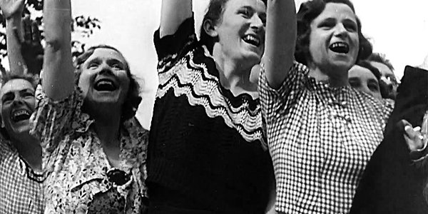 Femmes acclament Hitler