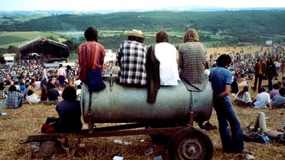 Festivaliers sur tonne a eau Elixir