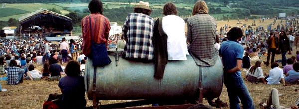 Festivaliers sur tonne a eau Elixir