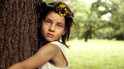 Fille avec une couronne de fleurs cover Plantec