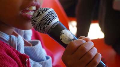 Fille tenant un micro Printemps vingt vingt Oufipo