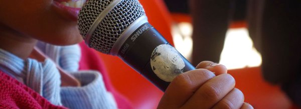 Fille tenant un micro Printemps vingt vingt Oufipo