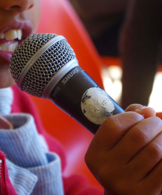 Fille tenant un micro Printemps vingt vingt Oufipo