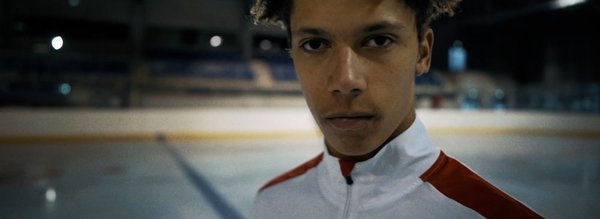 Garçon regard fixe patinoire