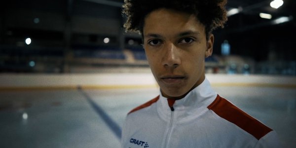 Garçon regard fixe patinoire