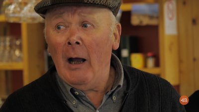 Georges Corduan chante pendant la fête du chant traditionnel à Bovel