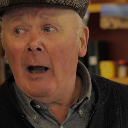 Georges Corduan chante pendant la fête du chant traditionnel à Bovel