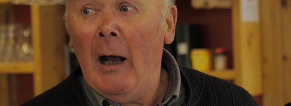 Georges Corduan chante pendant la fête du chant traditionnel à Bovel