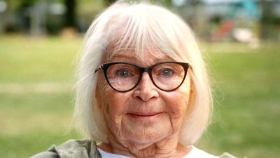 ghislaine sourit