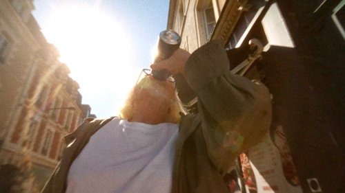 ghislaineb boit une cannette de biere dans la rue