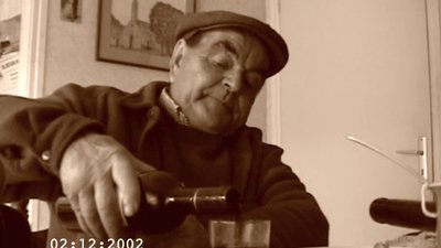 Grand père se sert un verre de vin - les secrets