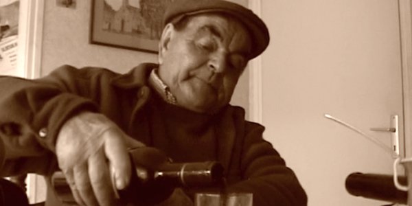 Grand père se sert un verre de vin - les secrets