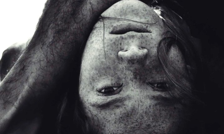 Gros plan tête à l'envers yeux ouvert - Goëmon