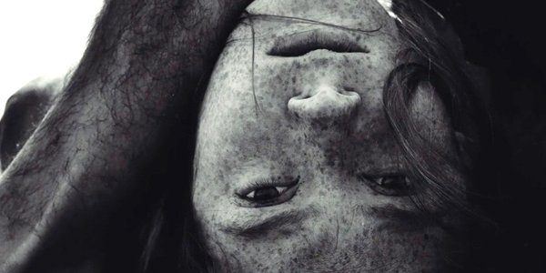 Gros plan tête à l'envers yeux ouvert - Goëmon