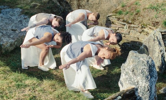 Groupe de danseuses accroupis et bras tendus - Reminiscence