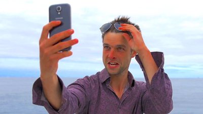 Herr One fait un selfie