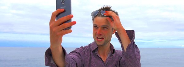 Herr One fait un selfie