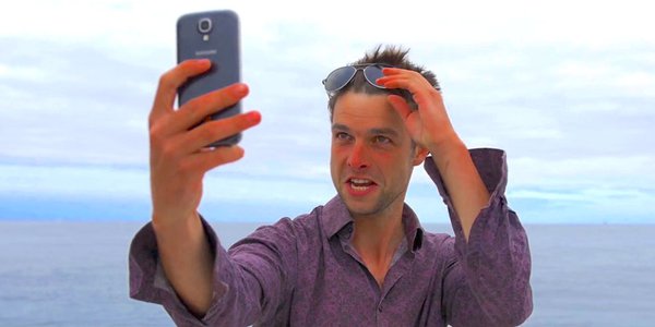 Herr One fait un selfie