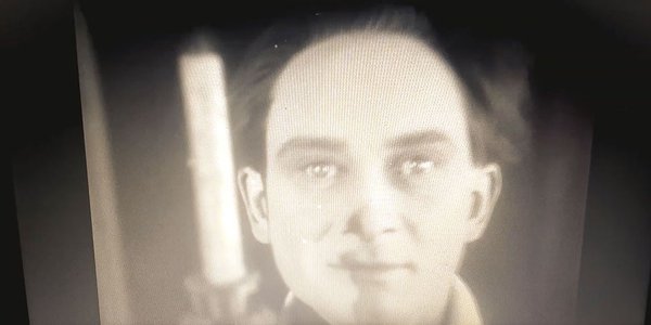 Homme avec bougie Little me demande