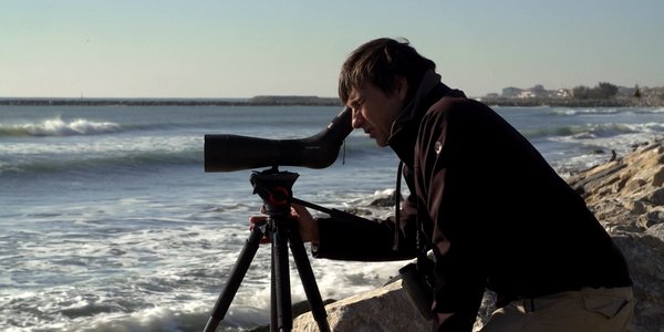 Homme avec monoculaire sur la cote - Cocheurs