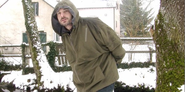 Homme devant la maison de Godard - En attendant Godard