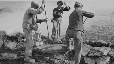 Hommes au travail - Goémons