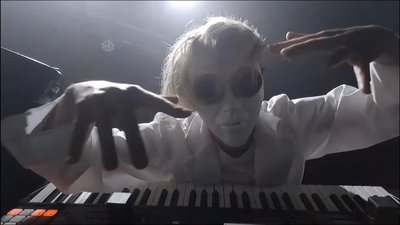 pianiste face scene IA404