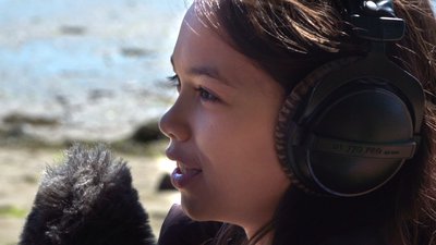 Jeune fille micro - Les sons du littoral