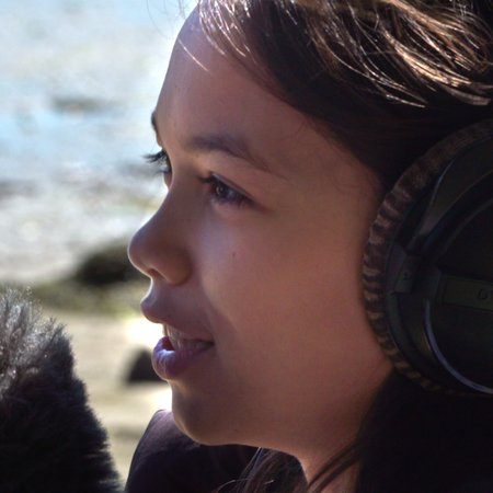 Jeune fille micro - Les sons du littoral