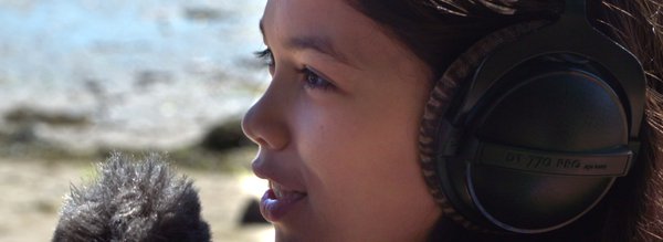 Jeune fille micro - Les sons du littoral