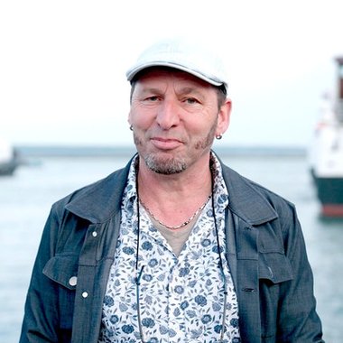 homme sur un port devant des bateaux
