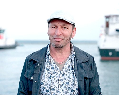 homme sur un port devant des bateaux