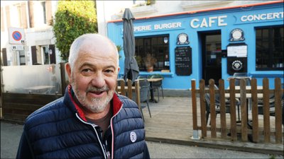 Amain Brulé souriant un cafe a l'arriere plan - inventaire gmva