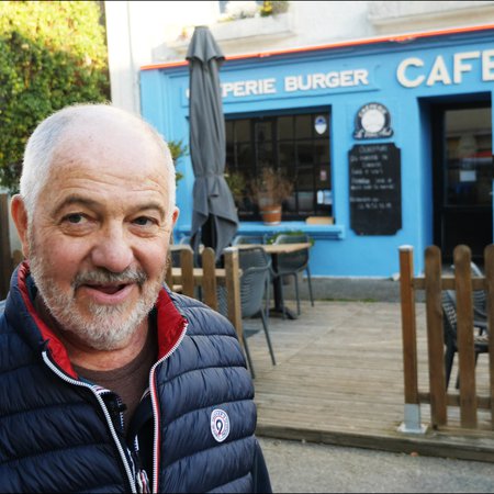 Amain Brulé souriant un cafe a l'arriere plan - inventaire gmva