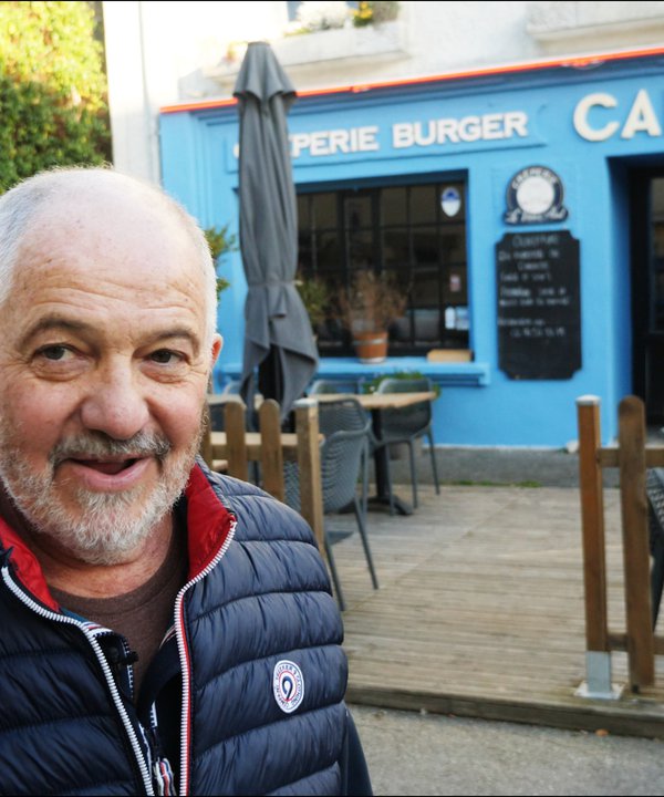 Amain Brulé souriant un cafe a l'arriere plan - inventaire gmva