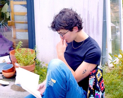 femme lisant un livre sur une chaise