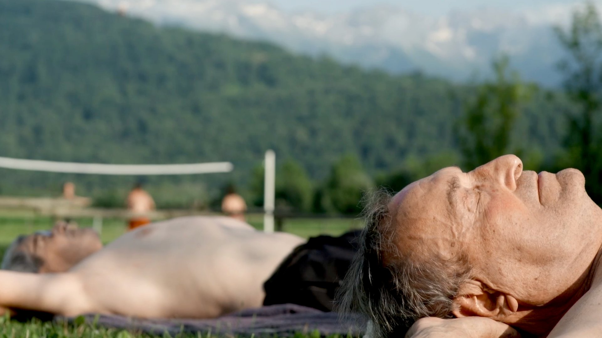 hommes allongés dans l'herbe